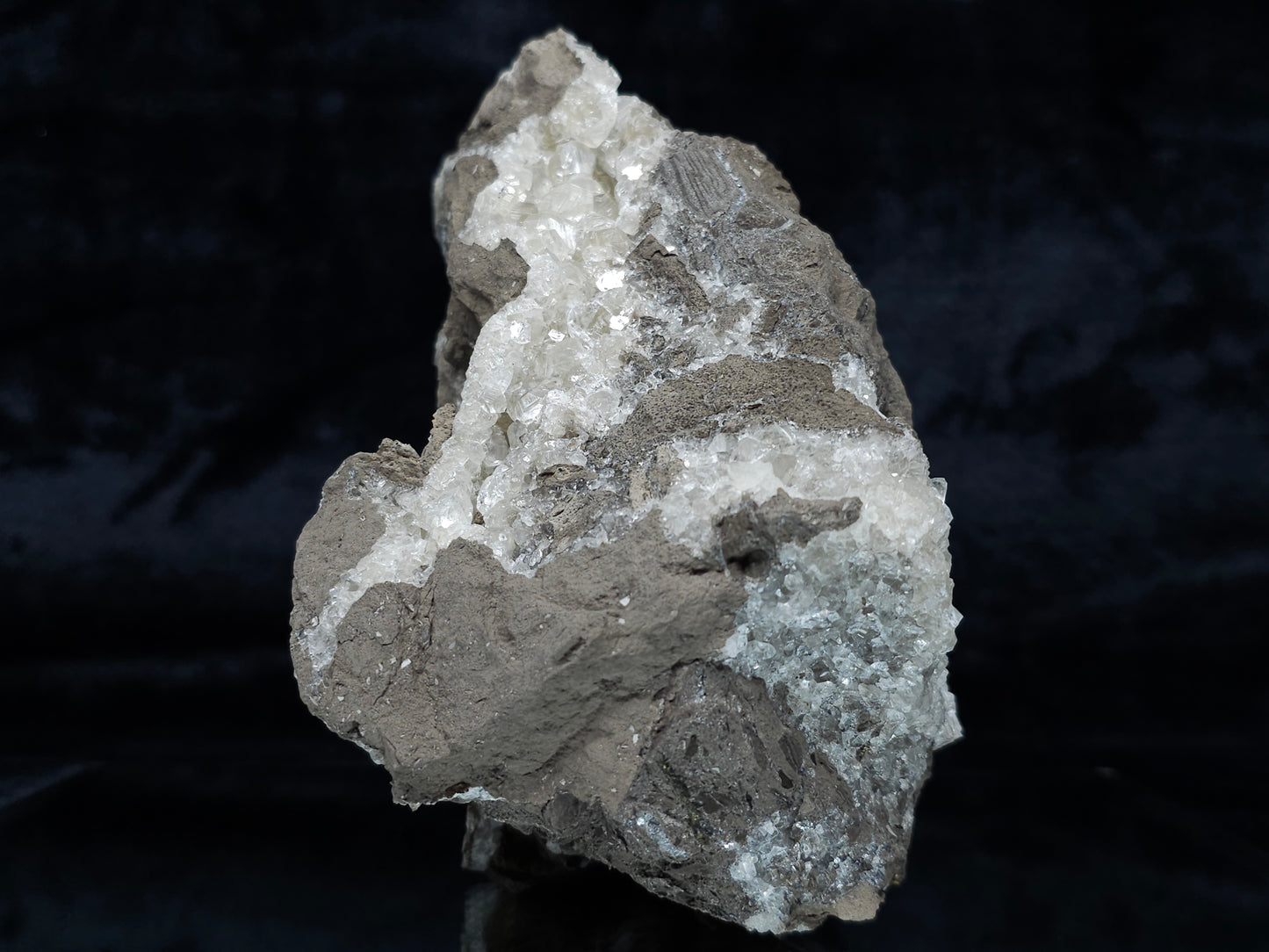 #34011 Super clear Nailhead Spar Calcite geode and Chalcopyrite ore and multiple small fossils in the matrix