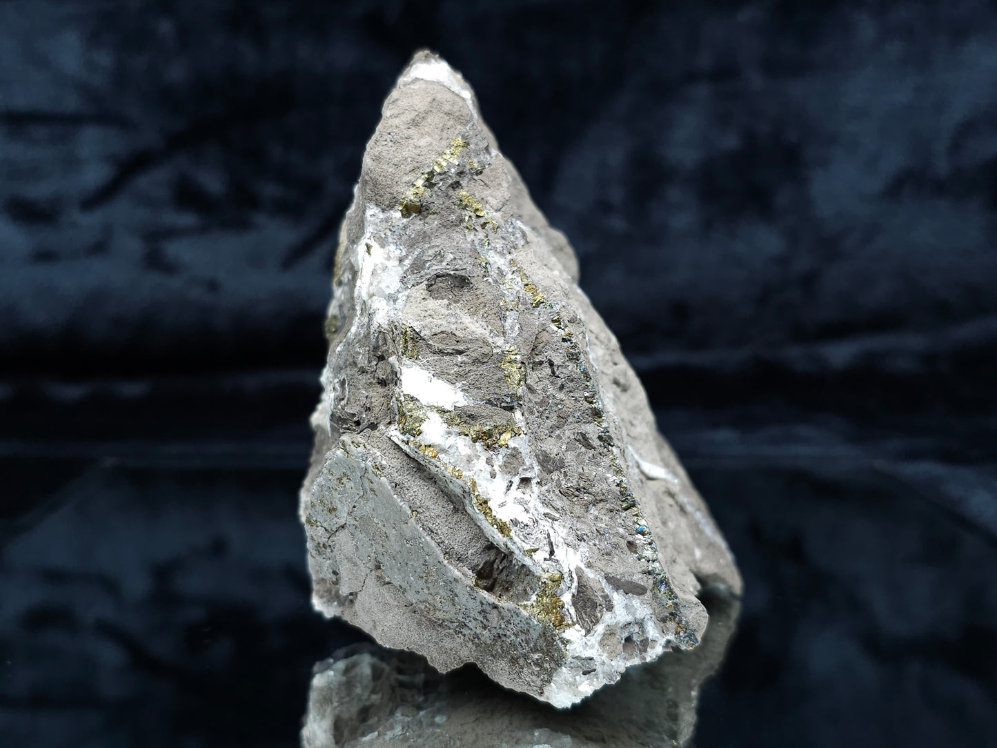 #34012 Super clear Nailhead Spar Calcite cluster and Chalcopyrite ore and multiple small fossils in the matrix