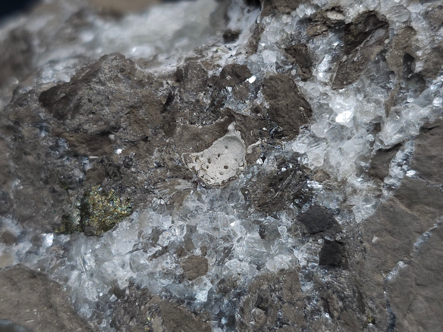 #34018 Super clear Nailhead Spar Calcite geode and Chalcopyrite ore and multiple small fossils in the matrix