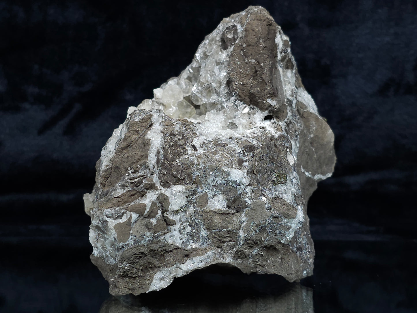 #34018 Super clear Nailhead Spar Calcite geode and Chalcopyrite ore and multiple small fossils in the matrix
