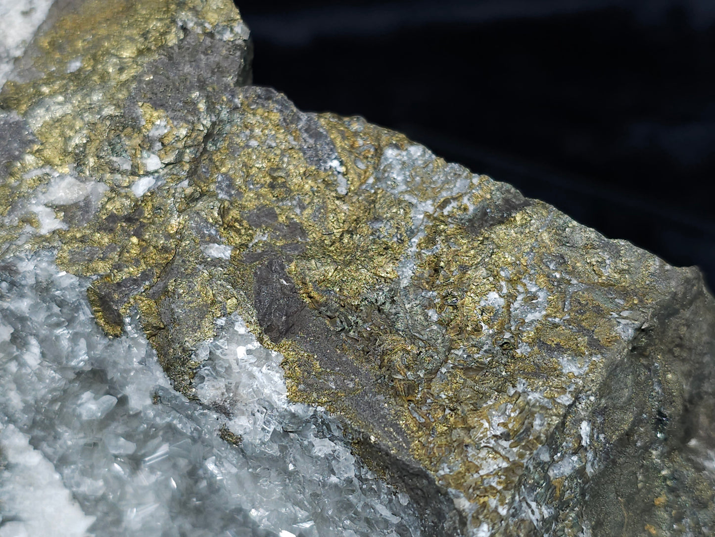 #66014 Golden Chalcopyrite ore with Nailhead Spar Calcite formation, it also have fossil flower with peacock Chalcopyrite ore coating with multiple fossils