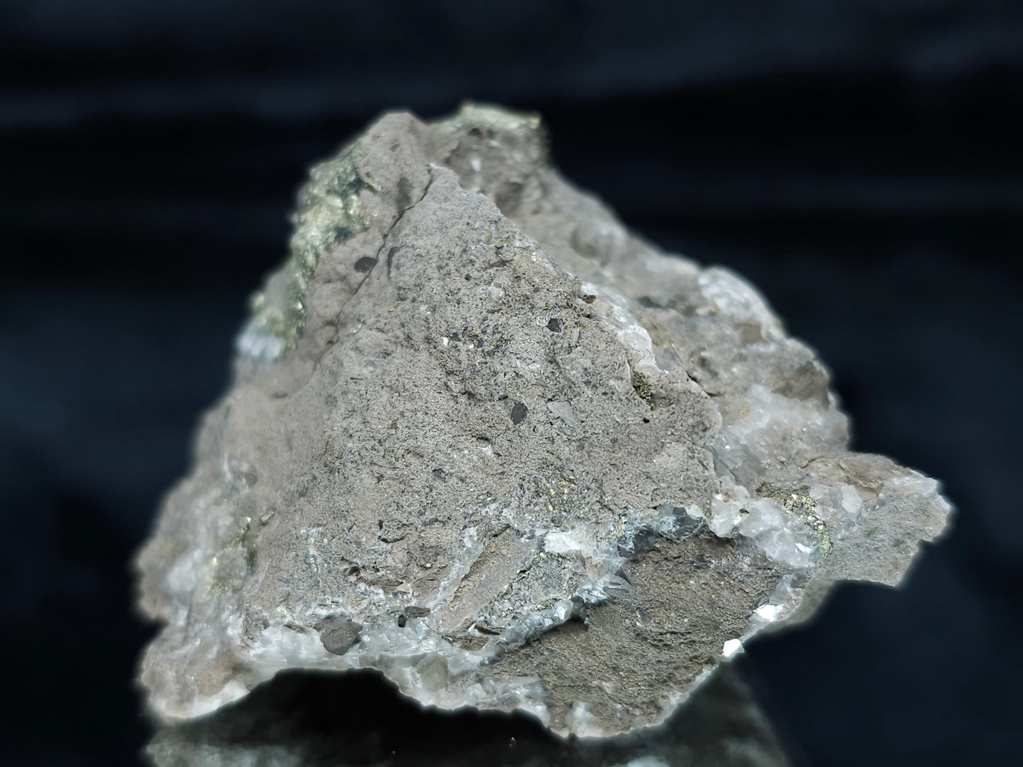 #66110 Iridescent Chalcopyrite ore with hydrothermal Chalcopyrite and Calcite deposit trought multiple small fossils