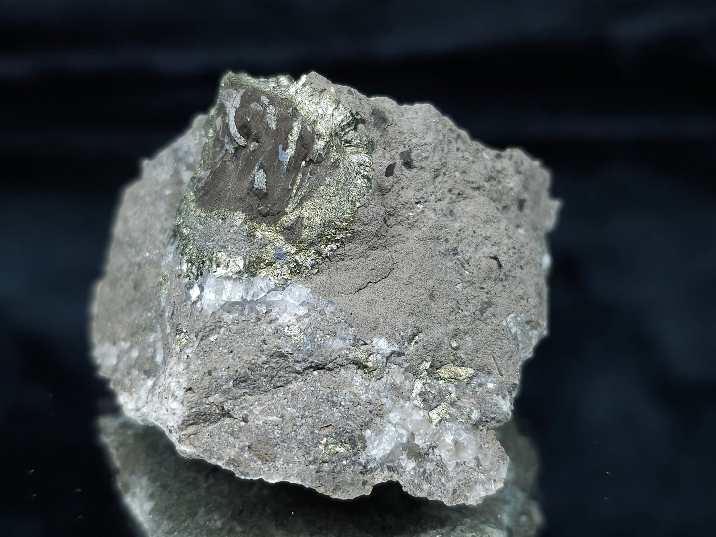 #66110 Iridescent Chalcopyrite ore with hydrothermal Chalcopyrite and Calcite deposit trought multiple small fossils