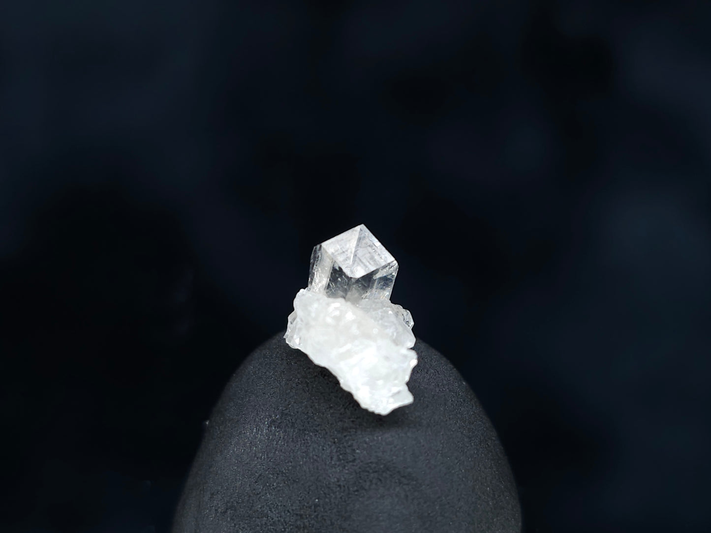 #33545 Super clear Nailhead Spar Calcite tiny cluster