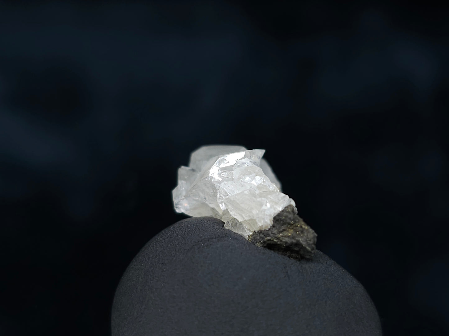 #33555 Super clear Nailhead Spar Calcite tiny cluster