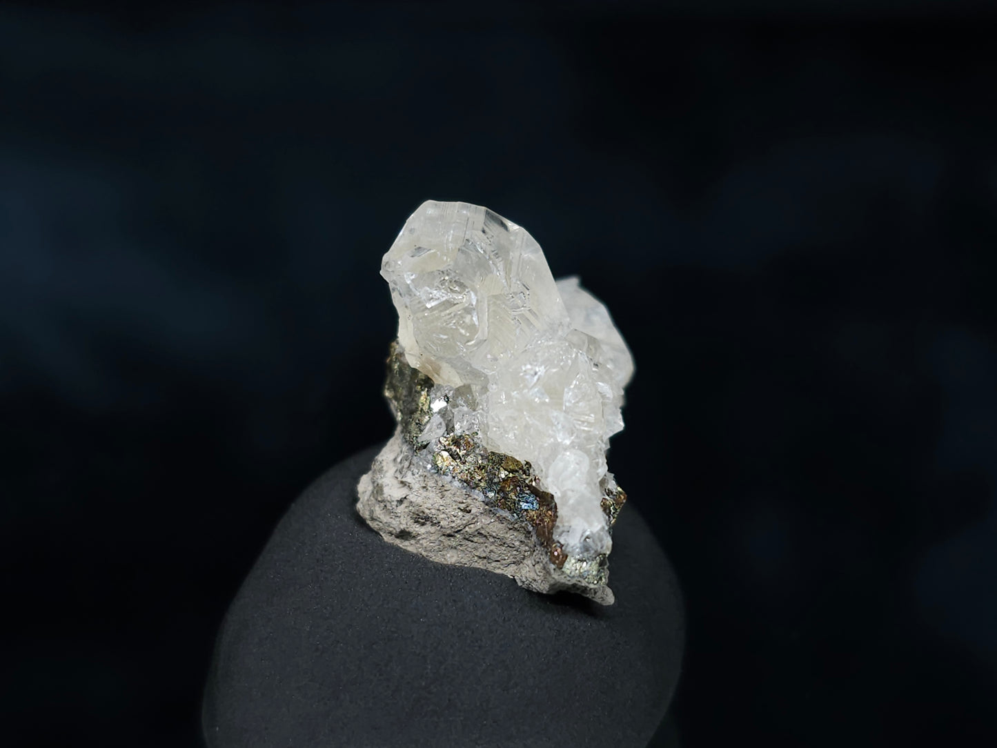 #33565 Super clear Nailhead Spar Calcite tiny cluster