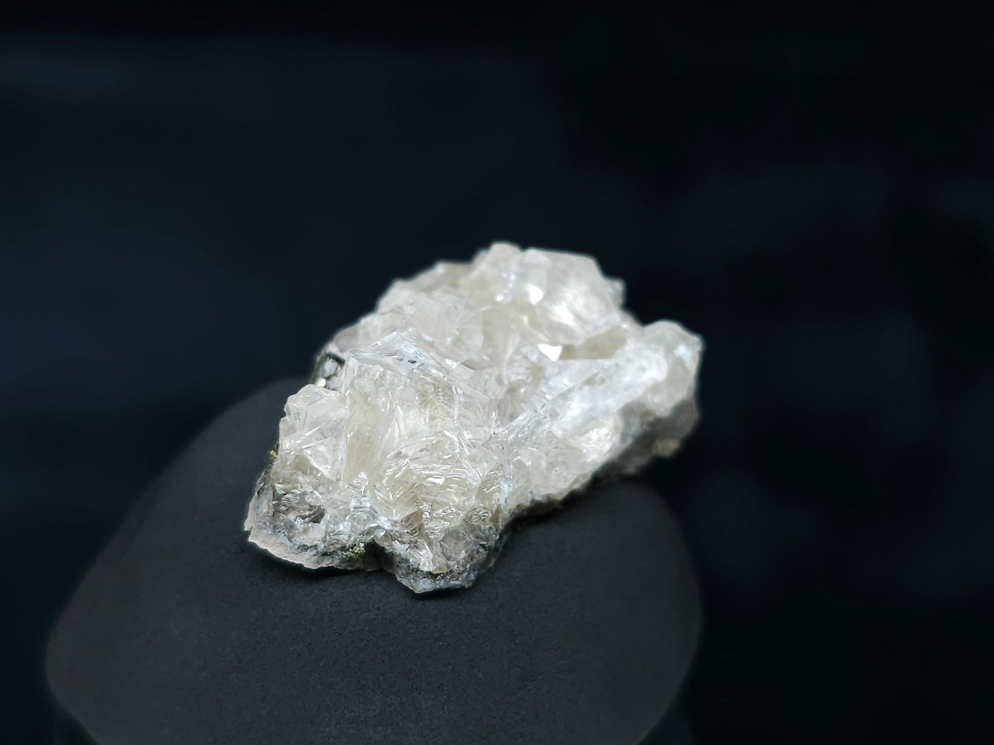#33581 Super clear Nailhead Spar Calcite tiny cluster