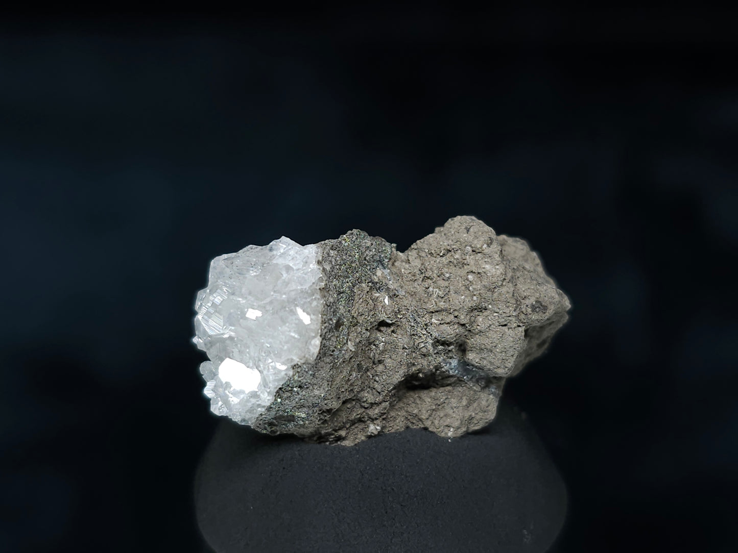 #33586 Super clear Nailhead Spar Calcite tiny cluster