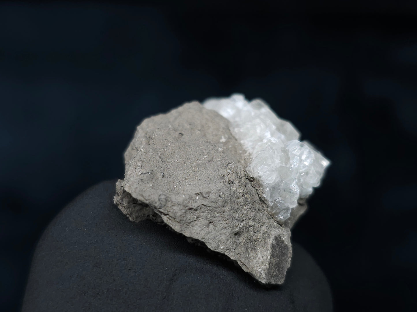 #33602 Super clear Nailhead Spar Calcite tiny cluster and multiple small fossils in the matrix