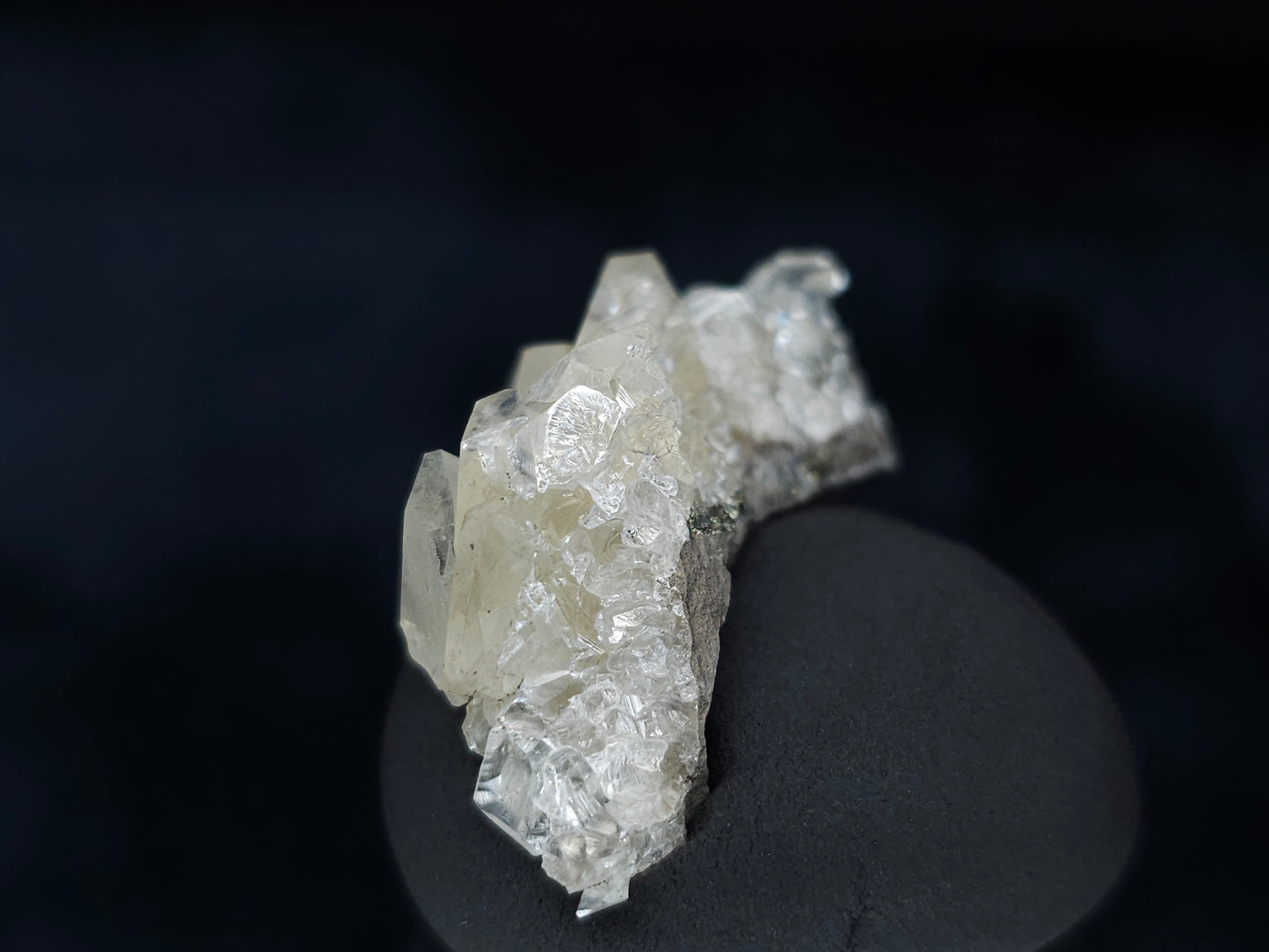 #33614 Super clear Nailhead Spar Calcite tiny cluster