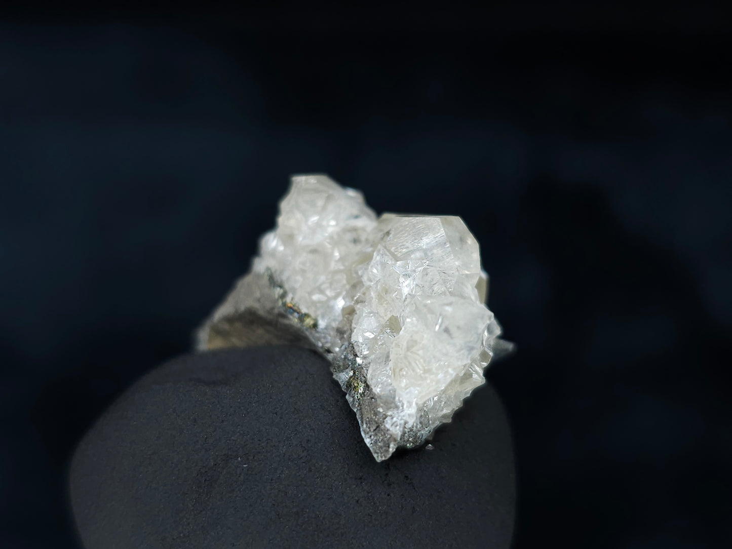 #33614 Super clear Nailhead Spar Calcite tiny cluster