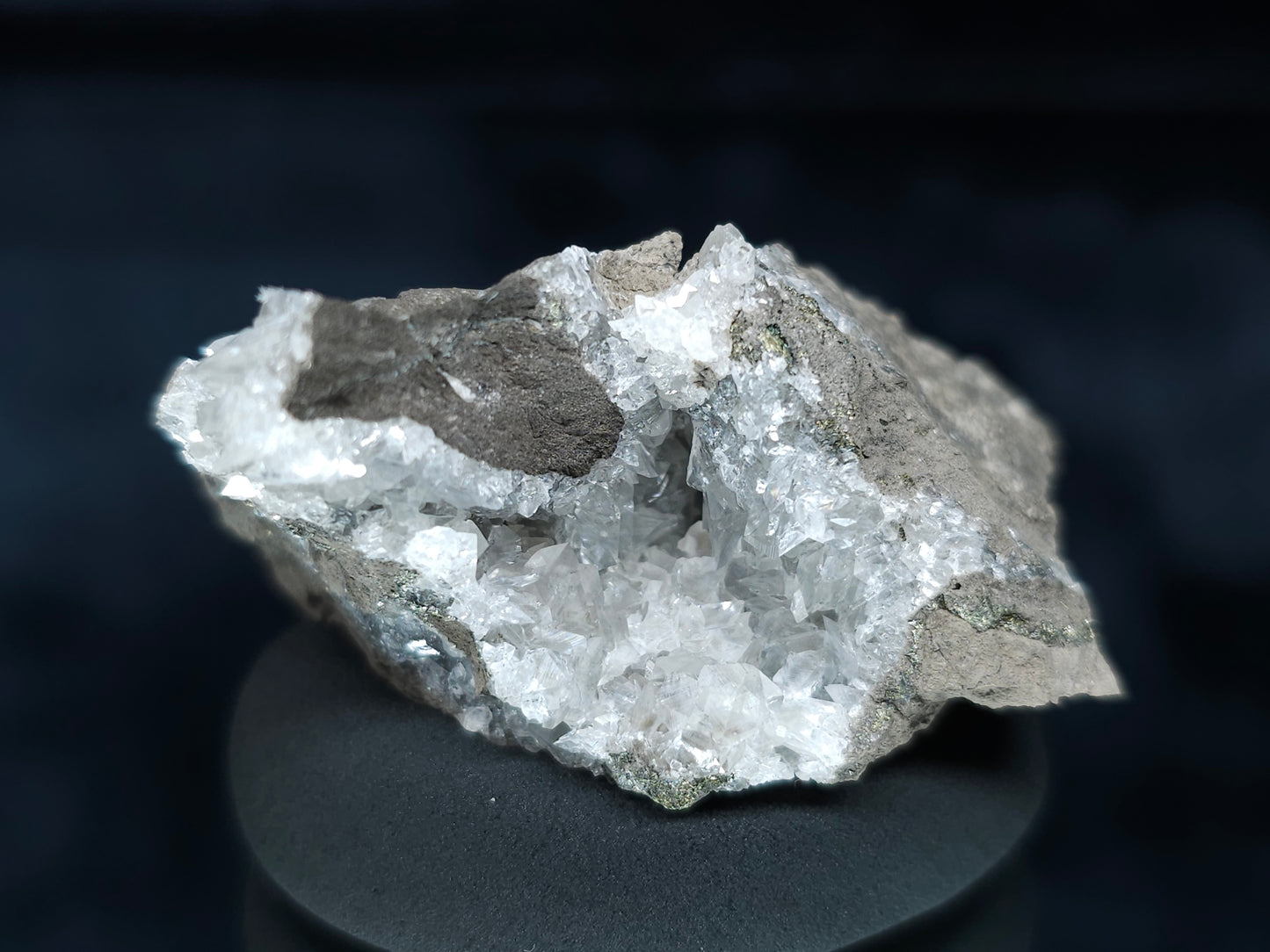 #33651 Super clear Nailhead Spar Calcite tiny cluster