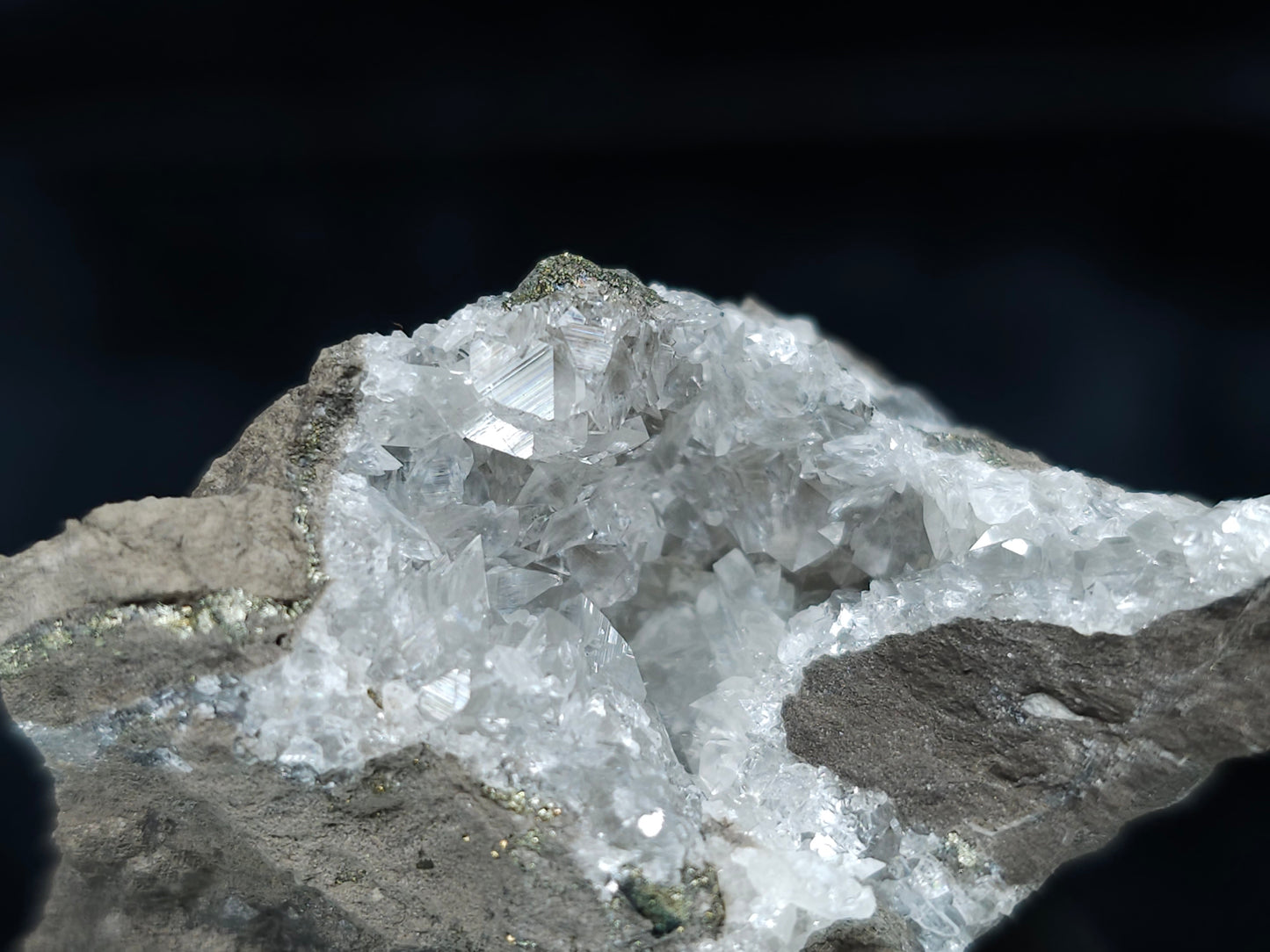 #33651 Super clear Nailhead Spar Calcite tiny cluster