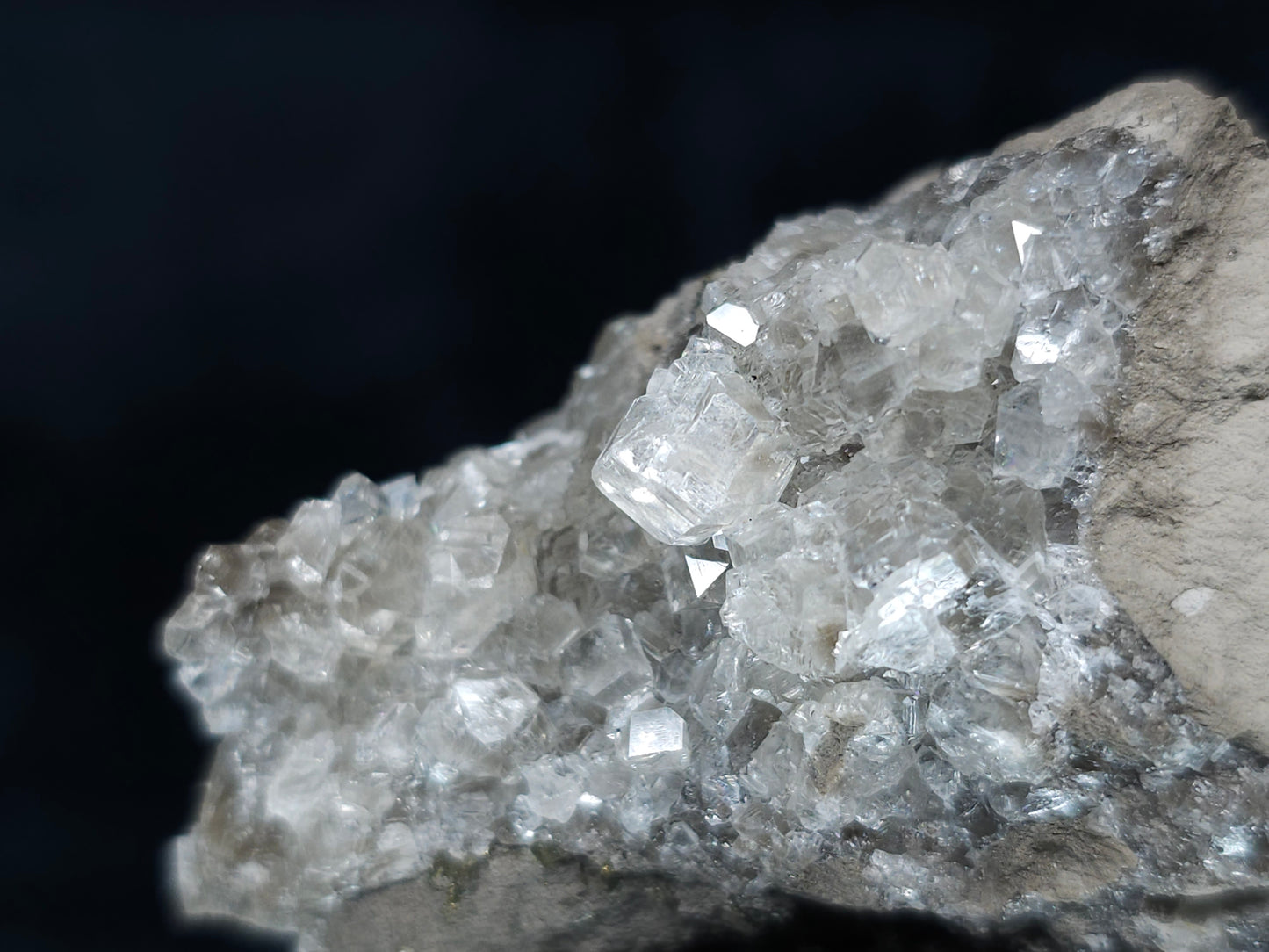#33652-B Super clear Nailhead Spar Calcite tiny cluster