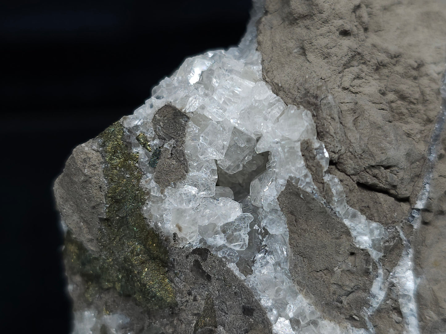 #33679 Super clear Nailhead Spar Calcite geode and Chalcopyrite ore and multiple small fossils in the matrix