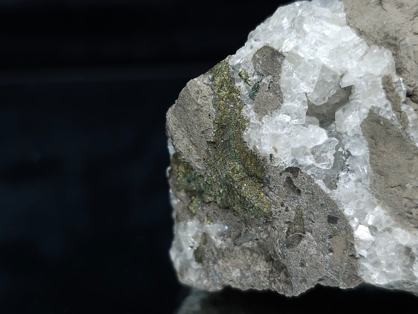 #33679 Super clear Nailhead Spar Calcite geode and Chalcopyrite ore and multiple small fossils in the matrix