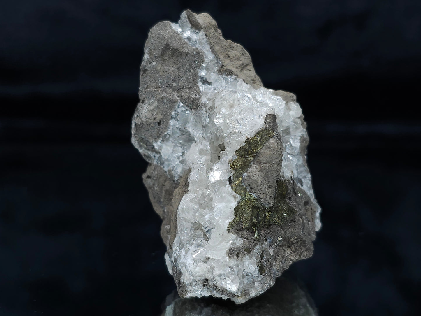 #33679 Super clear Nailhead Spar Calcite geode and Chalcopyrite ore and multiple small fossils in the matrix