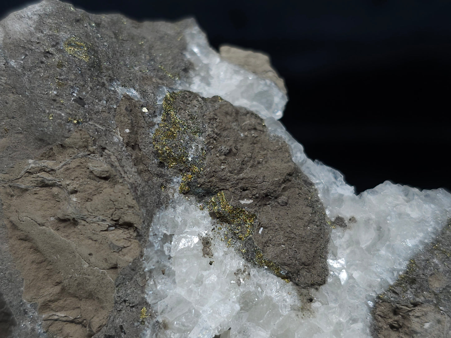 #33685 Super clear Nailhead Spar Calcite geode and  Chalcopyrite ore and multiple small fossils in the matrix