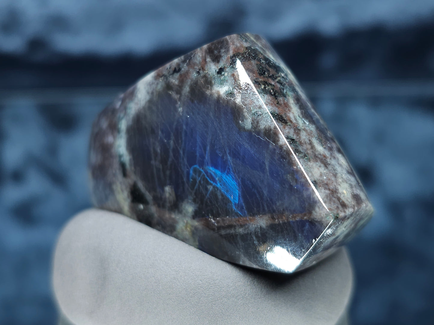 #44147 Labradorite