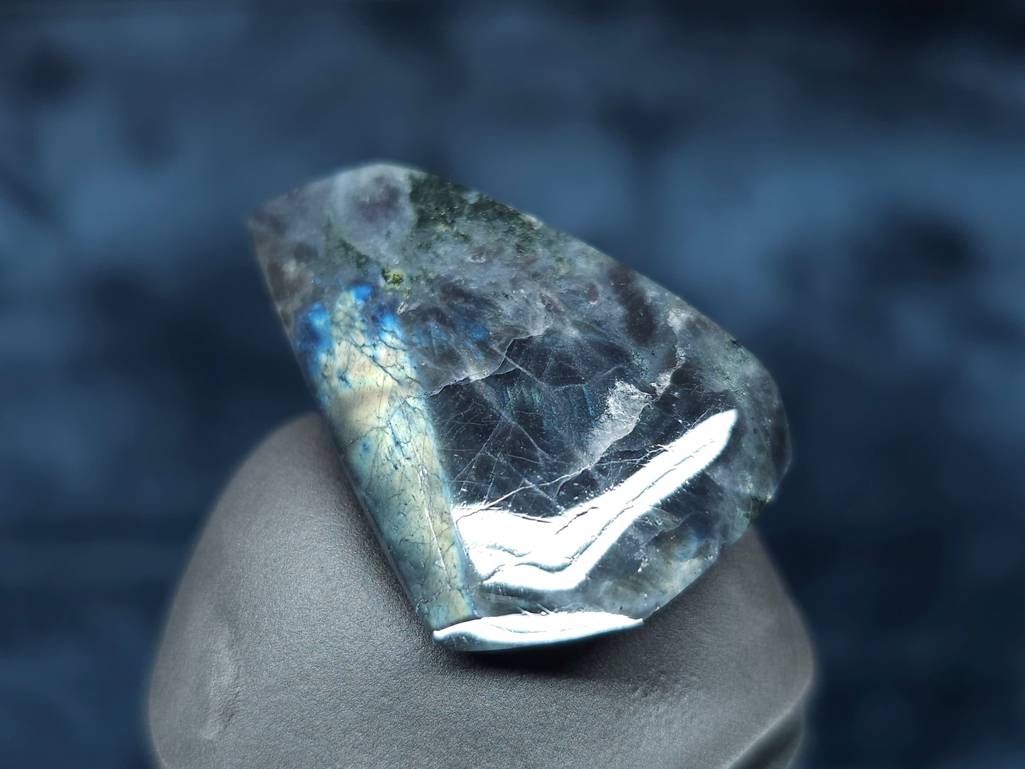 #44086 Labradorite