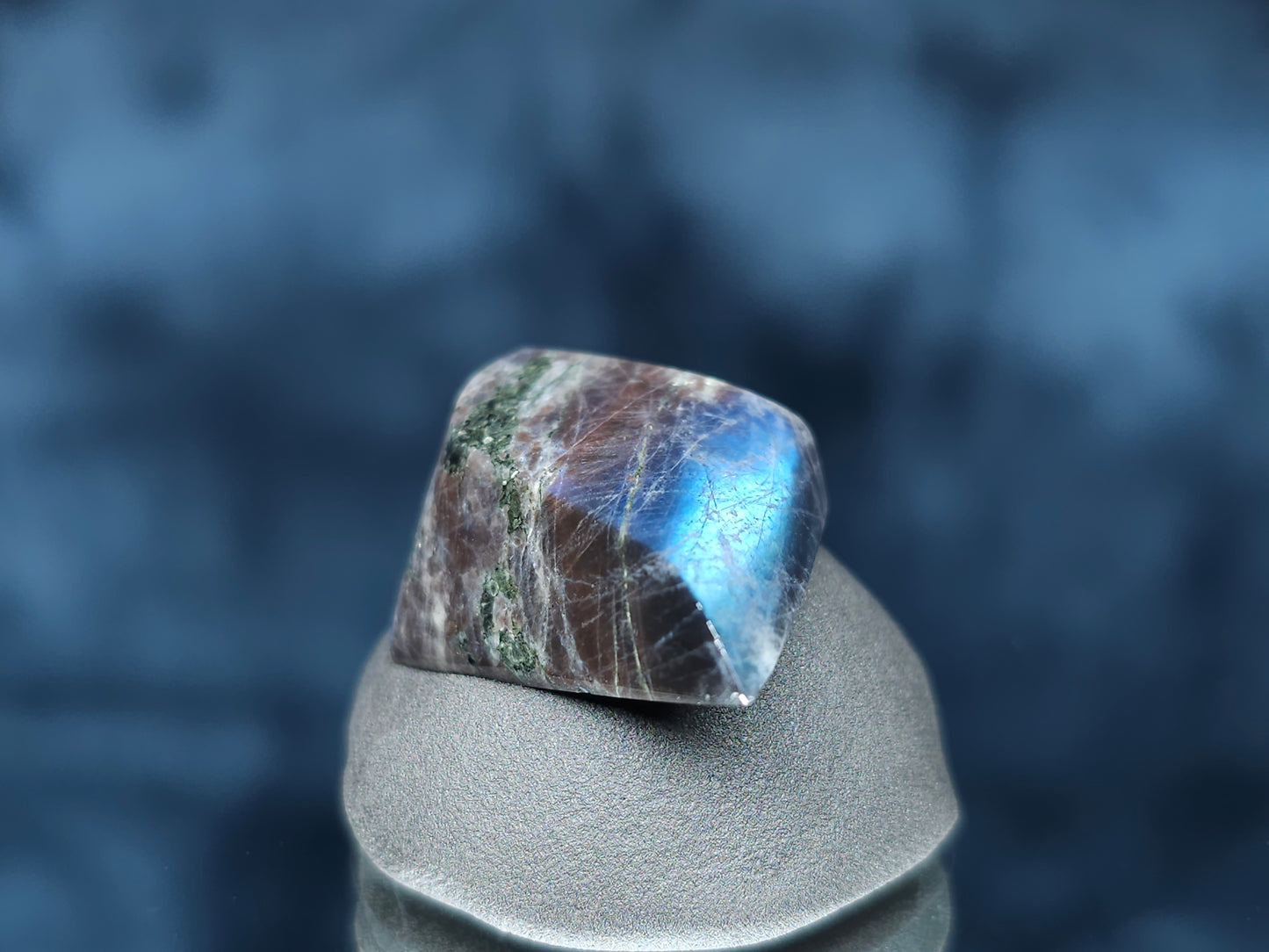 #44126 Labradorite