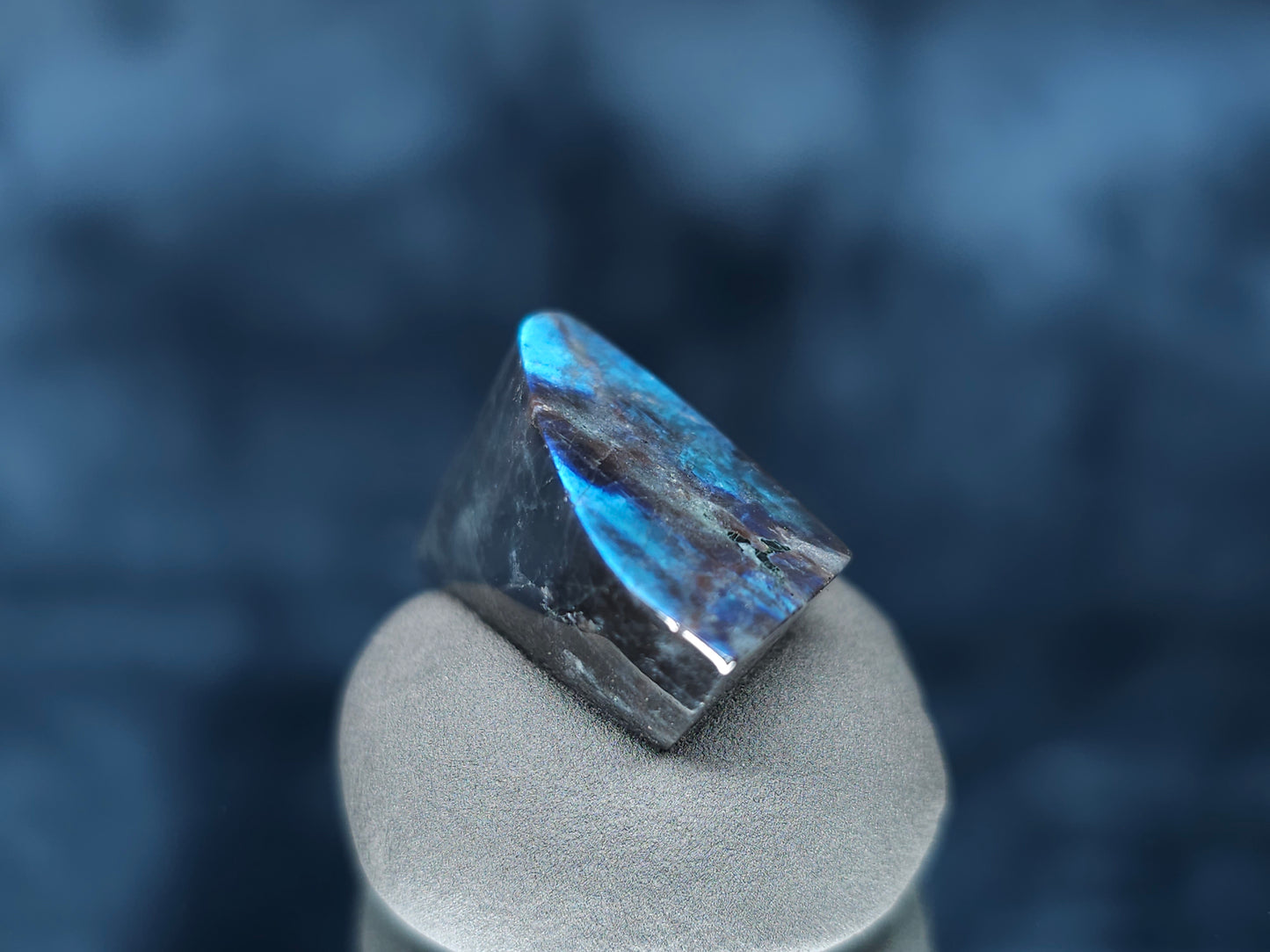 #44127 Labradorite