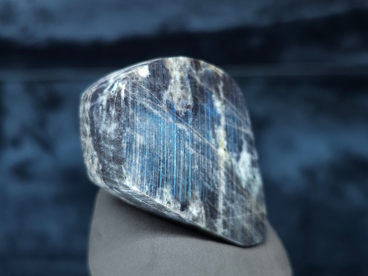 #44009 Labradorite