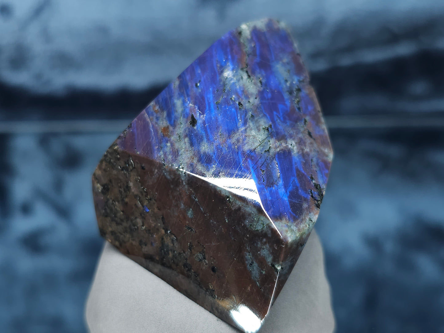 #44045 Labradorite